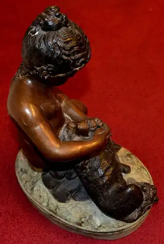 Figur, Mädchen befreit Hund von Stachel,Messingguss,bronziert