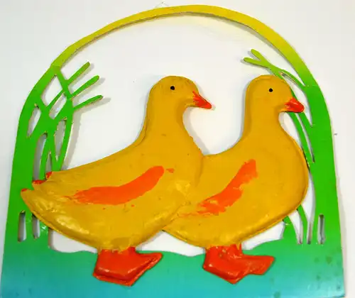 3 x 2 Enten,mit Gras umrandet,gelb-grün,Plastisch, in Karton u.Papier,1950