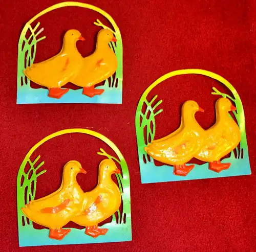 3 x 2 Enten,mit Gras umrandet,gelb-grün,Plastisch, in Karton u.Papier,1950