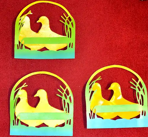 3 x 2 Enten,mit Gras umrandet,gelb-grün,Plastisch, in Karton u.Papier,1950