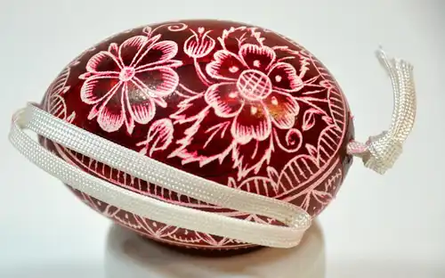 Osterei,Hühnerei,böhmisch,dunkelrot mit geritzter Blumendekoration,ca.1970