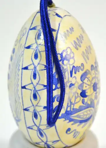 Osterei,Hühnerei,Natur mit blauer Blumendekoration,ca.1970
