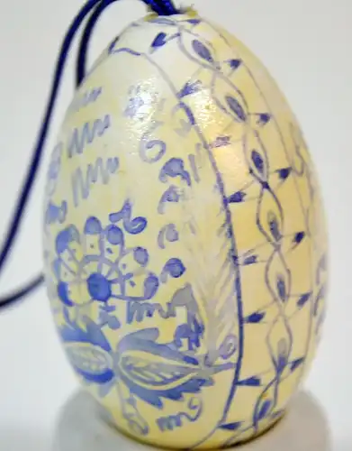 Osterei,Hühnerei,Natur mit blauer Blumendekoration,ca.1970