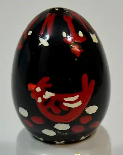 Osterei,Hühnerei, schwarz gelackt mit roter Malerei,eierlegendes Huhn,