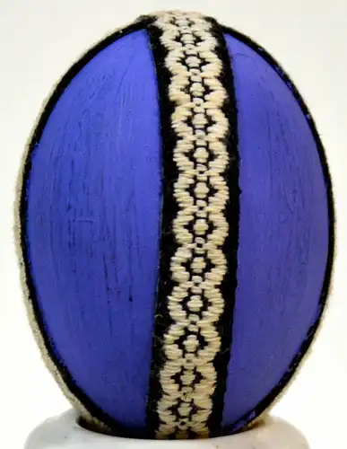 Osterei,Hühnerei,blau-violett,mit schwarz-weißer Borte dekoriert