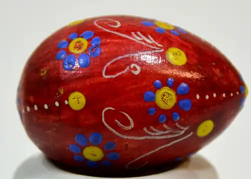 Osterei,klein,Holz,rote Grundfarbe, Ornamente in blau,gelb und weiß,