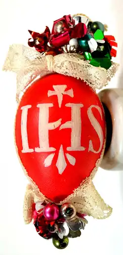 Osterei,Hühnerei,rot,Aufschrift "IHS",weißes Spitzenband,Klosterarbeit,19.Jhdt
