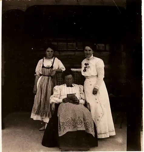 Stereofotografie,Mutter mit zwei Töchtern um 1900 in schönen Kostümen