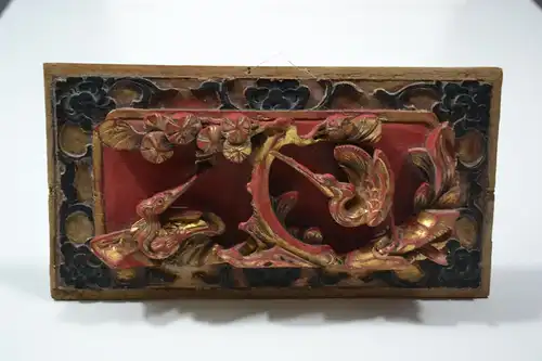 Holzrelief, 2 Störche, Asien, farbig gefaßt und teilvergoldet