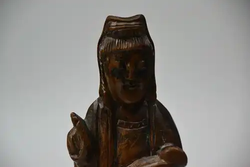 Figur aus Holz, verm. asiatischer Heiliger oder Gelehrter