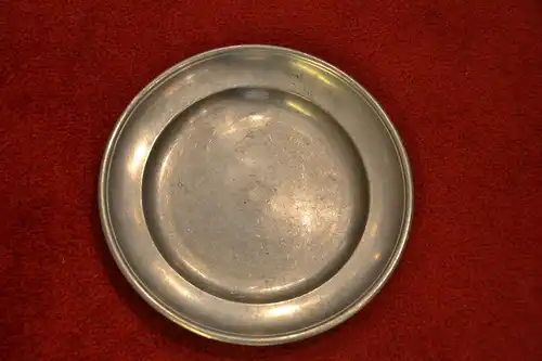Zinnteller, 23,5 cm Durchmesser, etwa 1930