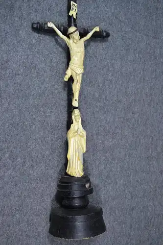 Holzschnitzerei, Kruzifix, Jesus und Maria, etwa 1900