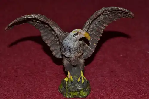Spielzeugfigur, Tierfigur aus Masse, etwa 1930,Adler, handbemalt
