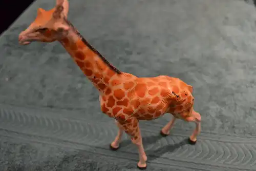 Spielzeugfigur, Tierfigur aus Masse, etwa 1930,Giraffe, handbemalt