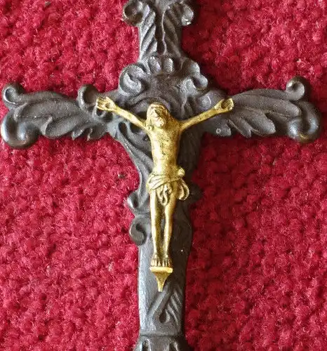 Kruzifix, Berliner Eisen, Jesus Messing vergoldet, etwa 1850