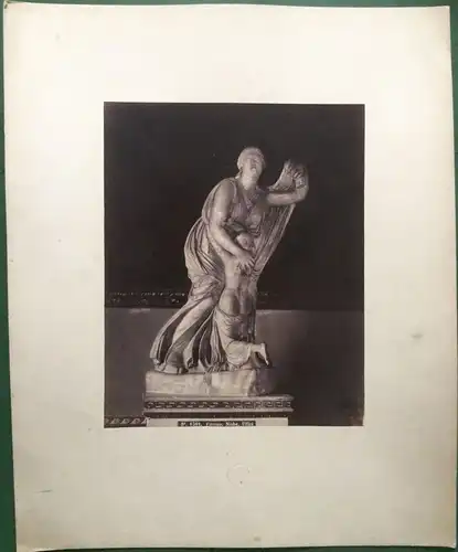 Photographie Marmorskulptur „Niobe mit Kind“ in Florenz von Robert Rive