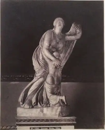 Photographie Marmorskulptur „Niobe mit Kind“ in Florenz von Robert Rive