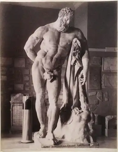 Photographie Marmorskulptur „Herkules Farnese“ im Archäol. Nationalmuseum Neapel
