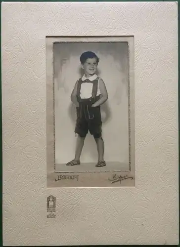 Photographie eines Jungen in kurzer Lederhose von Richard N. Haile, Passepartout