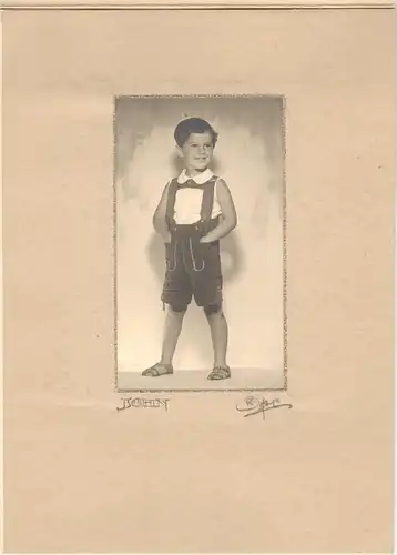 Photographie eines Jungen in kurzer Lederhose von Richard N. Haile, Passepartout