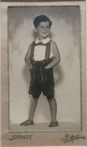 Photographie eines Jungen in kurzer Lederhose von Richard N. Haile, Passepartout