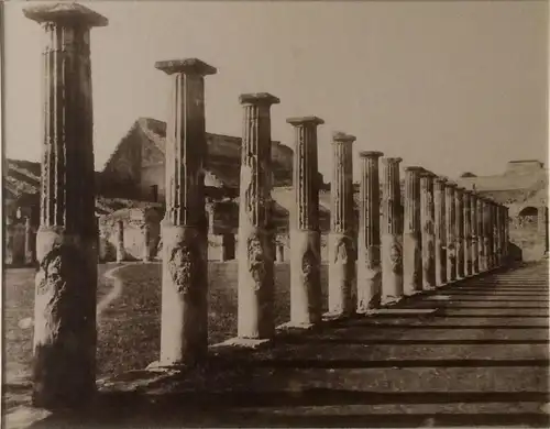 Photographie Pompeji - Gladiatorenkaserne, ca. 1880, im Passepartout