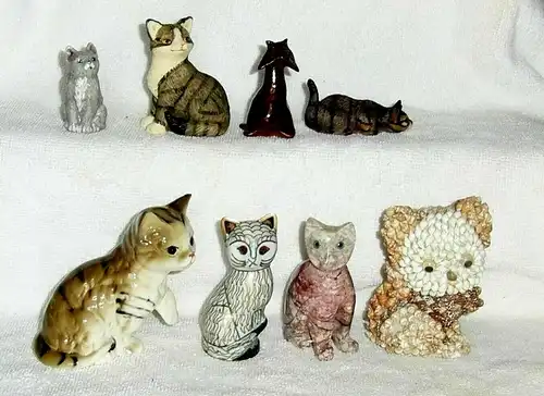 8 Deko-Katzenfiguren ohne Marke aus diversen Materialien