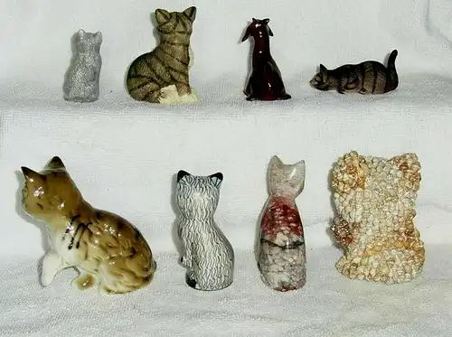 8 Deko-Katzenfiguren ohne Marke aus diversen Materialien