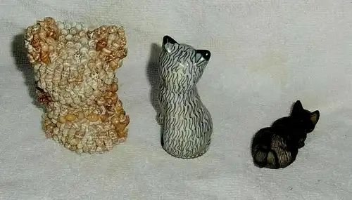 8 Deko-Katzenfiguren ohne Marke aus diversen Materialien