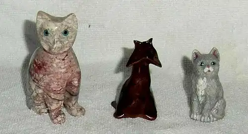 8 Deko-Katzenfiguren ohne Marke aus diversen Materialien