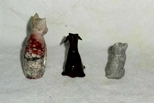 8 Deko-Katzenfiguren ohne Marke aus diversen Materialien