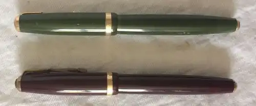 Zwei Füller „PARKER DUOFOLD VACUMATIC“ mit Goldfeder, Füllmechanismus defekt