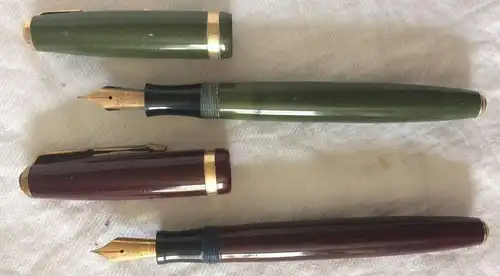 Zwei Füller „PARKER DUOFOLD VACUMATIC“ mit Goldfeder, Füllmechanismus defekt