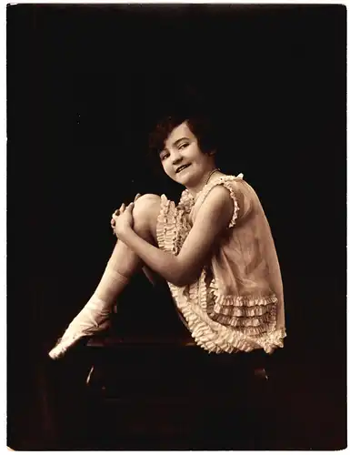 Fotografie,s/w,Hemes Studio;Newark,junge Ballett-mädchen,sitzend,ca.1920