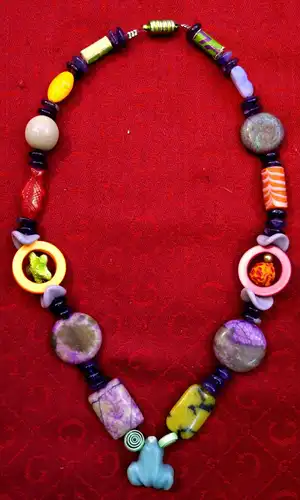 Modeschmuck mit diversen Kiesel und Glassteinen aus den siebziger Jah. ca.40 cm