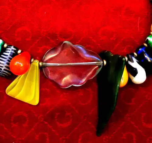 Modeschmuck mit diversen Glassteinen aus den siebziger Jahren,, ca.40 cm