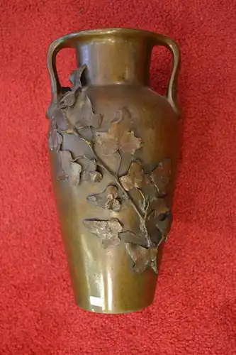 Amphore mit floraler Applikation, Bronze, Japan etwa 1880