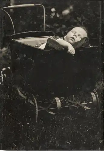 Originalphotographie mit schlafendem Kind in historischem Kinderwagen