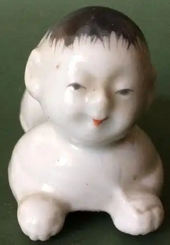 Kleine liegende asiatische Porzellanfigur, ohne Marke