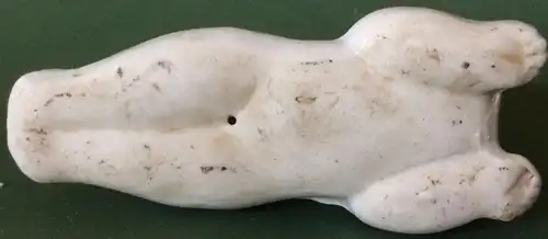 Kleine liegende asiatische Porzellanfigur, ohne Marke