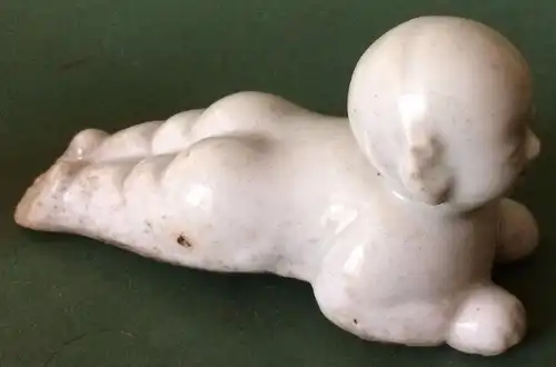 Kleine liegende asiatische Porzellanfigur, ohne Marke