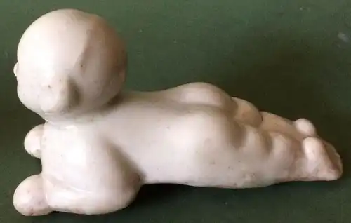 Kleine liegende asiatische Porzellanfigur, ohne Marke