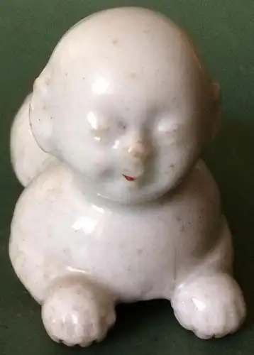 Kleine liegende asiatische Porzellanfigur, ohne Marke