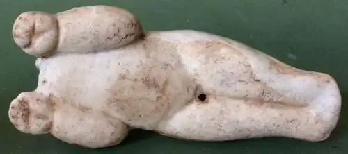 Kleine liegende asiatische Porzellanfigur, ohne Marke