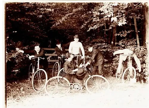 Fotografie, s/w, Fahrradausflug mit Männern, etwa 1900, monochrom
