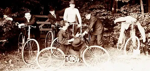 Fotografie, s/w, Fahrradausflug mit Männern, etwa 1900, monochrom