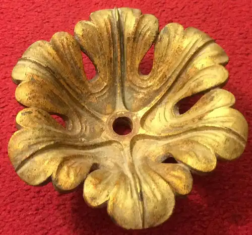 Dreiteilige Schnitzerei aus goldfarben gefaßtem Holz, wohl 19. Jahrhundert