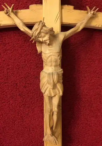 Holzgeschnitztes Kruzifix, 20. Jahrhundert