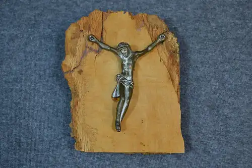 Kruzifix, Jesus am Kreuz, Messing auf Holz, etwa 1920