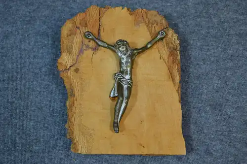 Kruzifix, Jesus am Kreuz, Messing auf Holz, etwa 1920